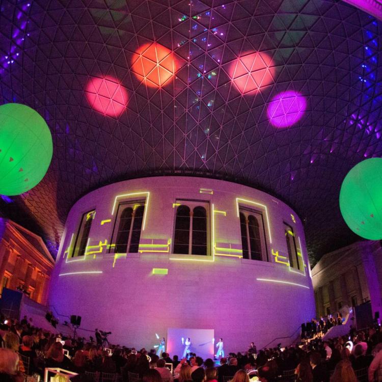 Evening event in the Great Court with colourful projections