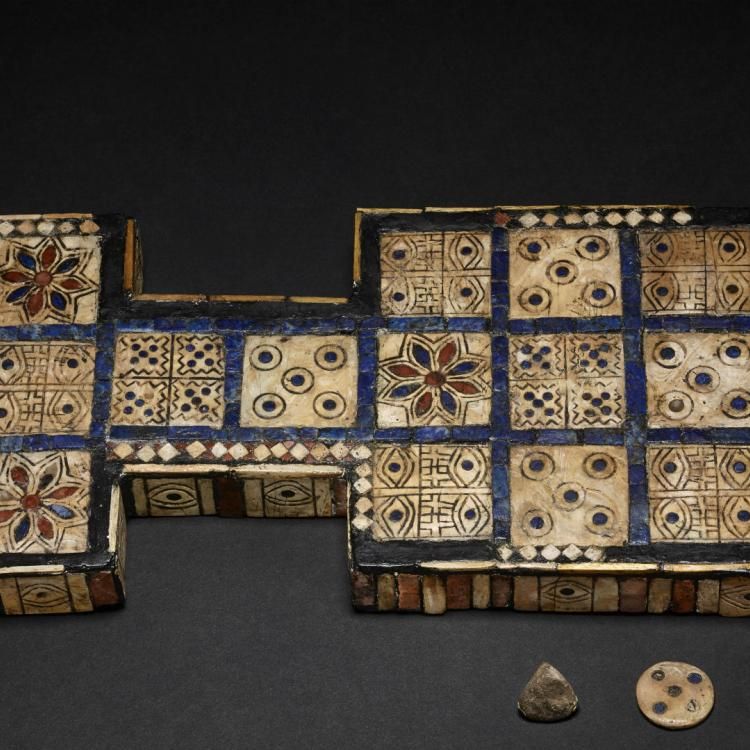 Game board with two pieces and a dice