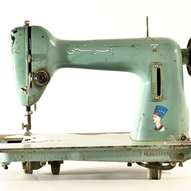 Metal sewing machine with an illustration of the bust of Nefertiti on the side