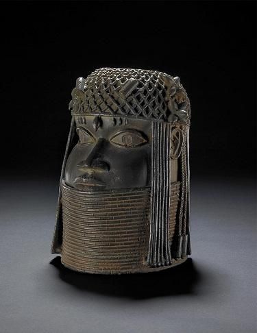 Commemorative head of an oba (king) made of cast brass.