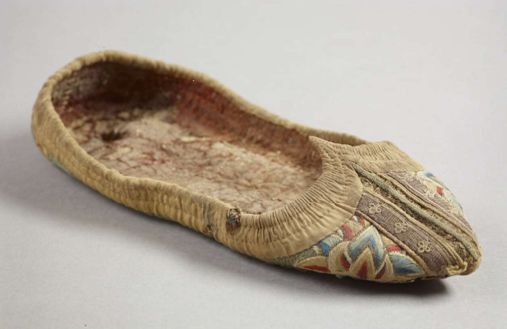 Shoe composed of two halves joined at the back of the heel and at the toe. 