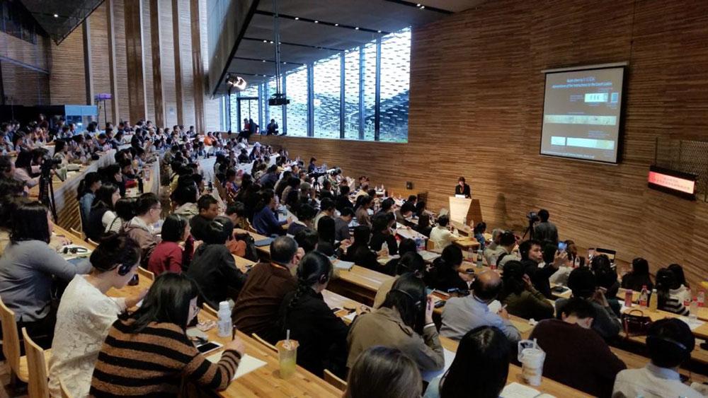 Joanna Kosek gives a presentation to several hundred people in a lecture theatre