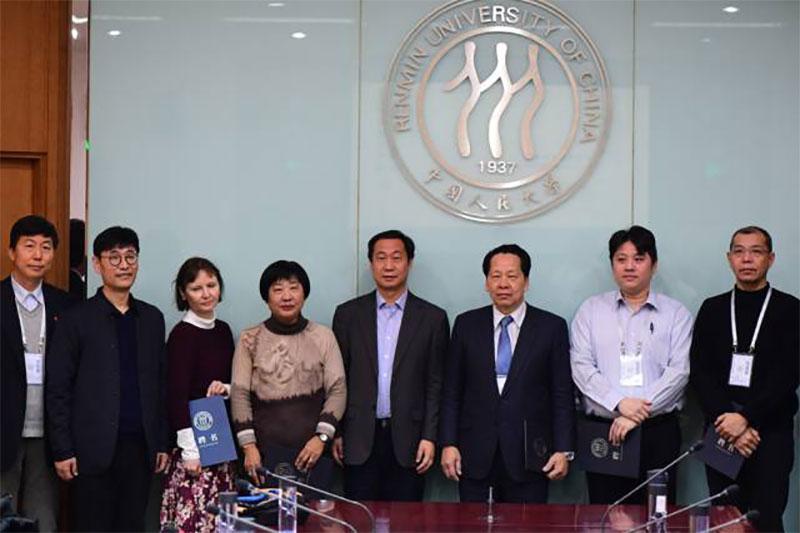 Jin Xian Qiu and Joanna Kosek pose with organisers and delegates of an academic conference