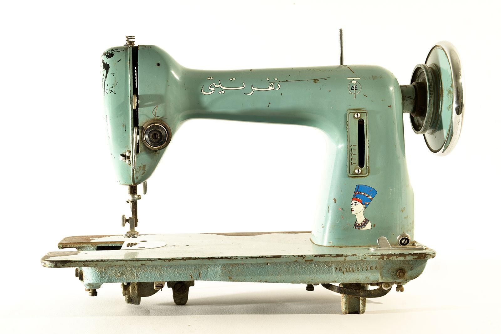 Metal sewing machine with an illustration of the bust of Nefertiti on the side