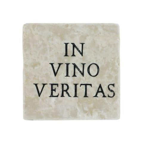 A marble square with the words 'In vino veritas' in black Roman script